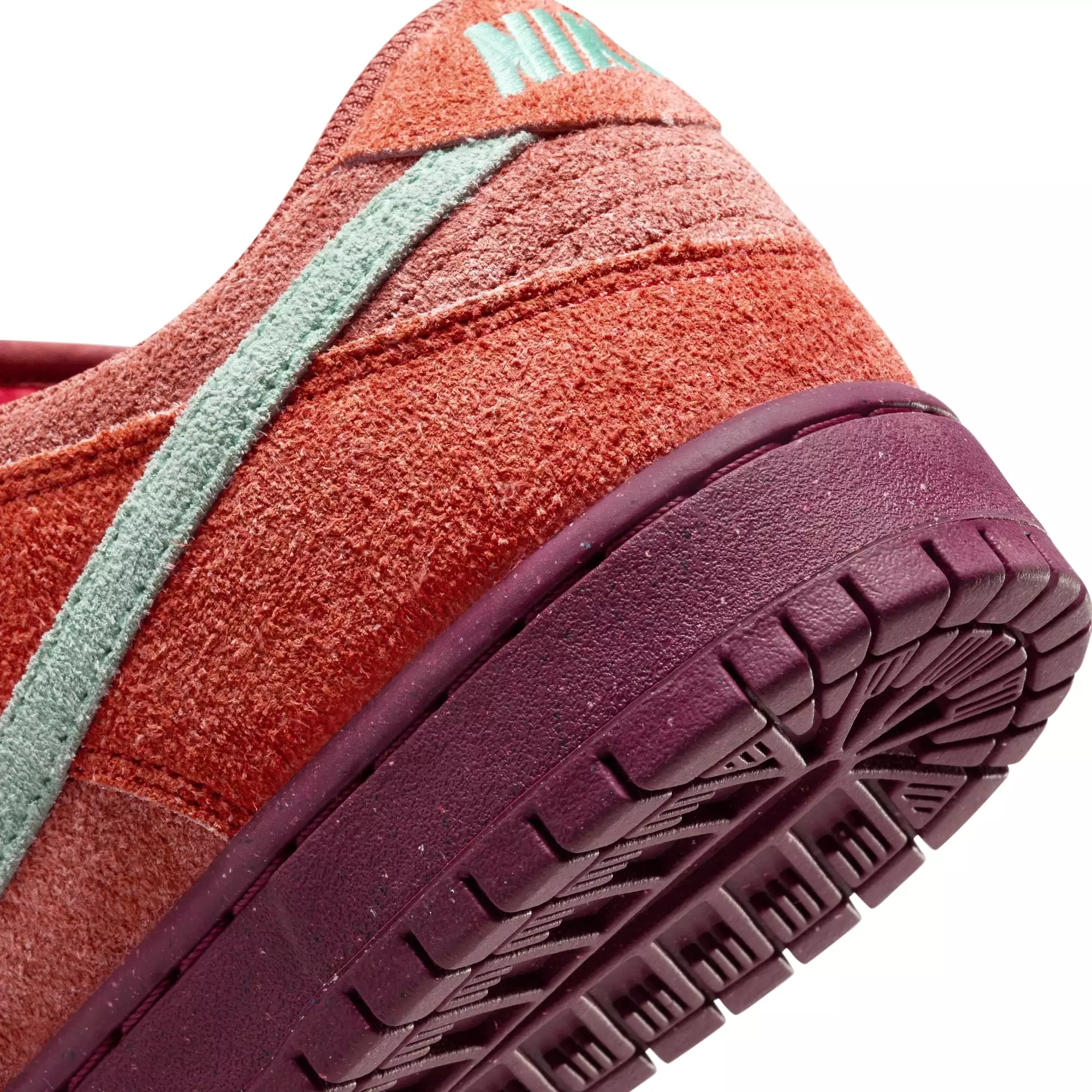 DUNK LOW PRO PREMIUM MYSTIC RED / EMERALD RISE / RUGGED ORANGE