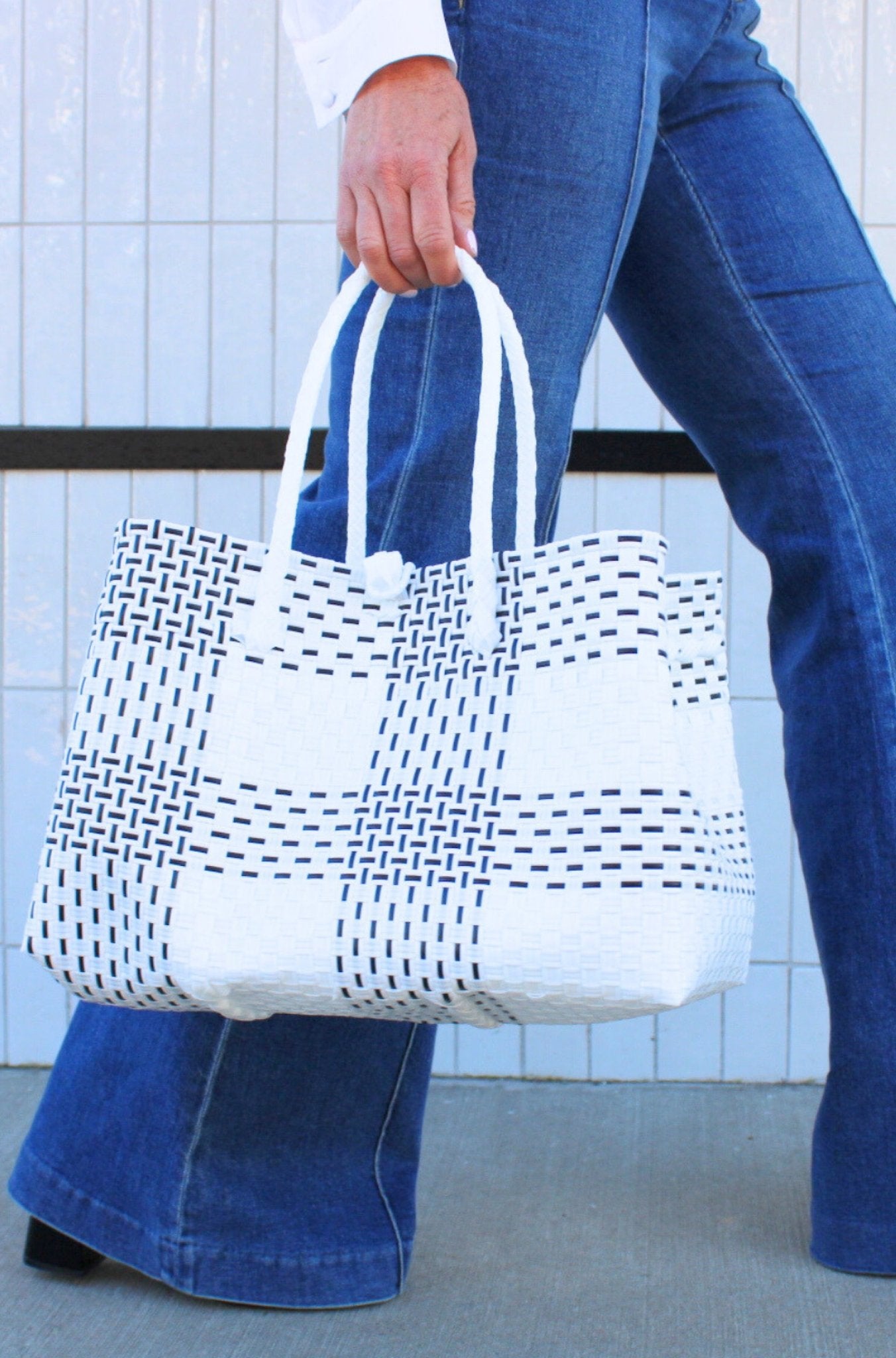 The Midi Piper Tote · White Picnic